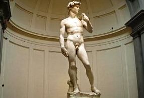 A small statue of David